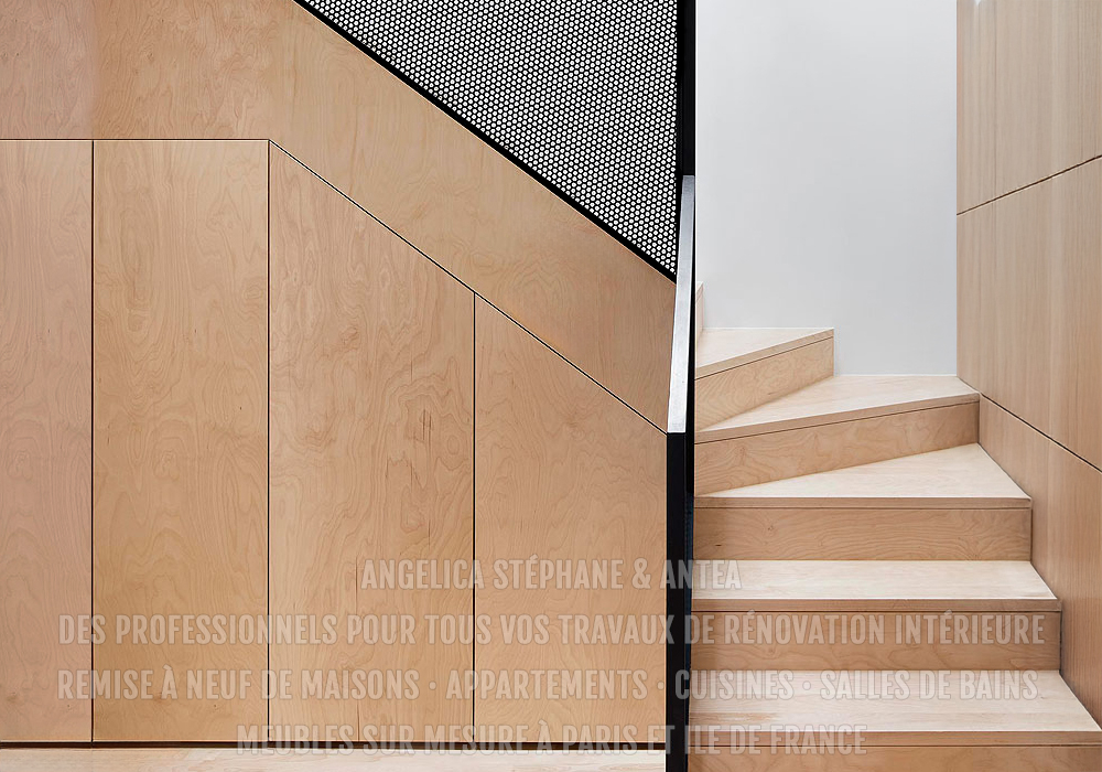 "Placard de rangement moderne sous escalier à Versailles"