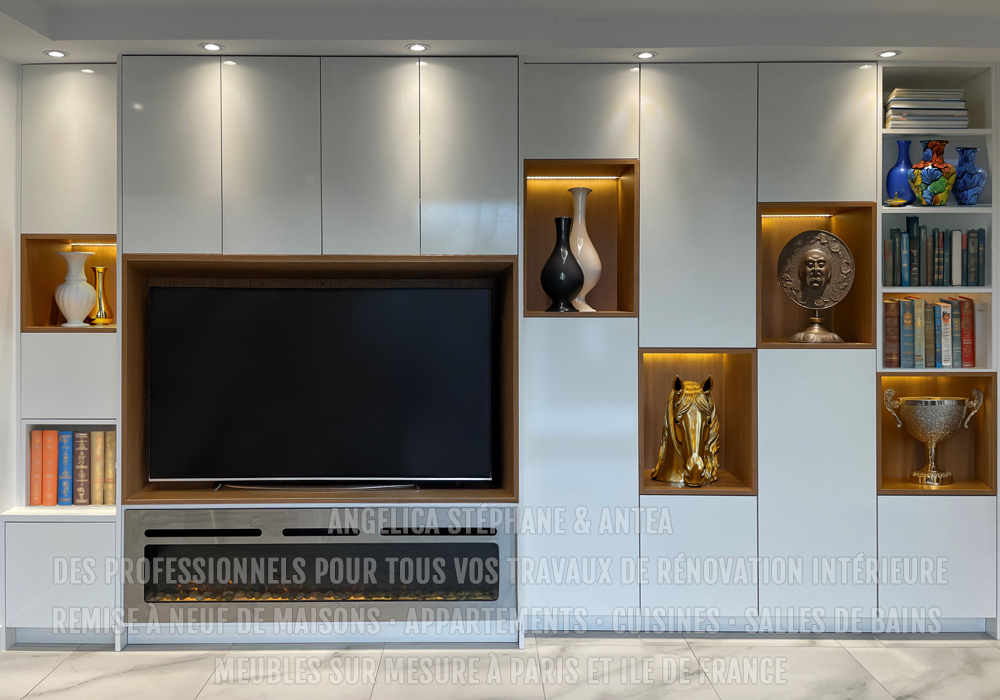 "Détendez-vous avec un grand meuble TV et cheminé intégré moderne en sur mesure pour votre séjour"