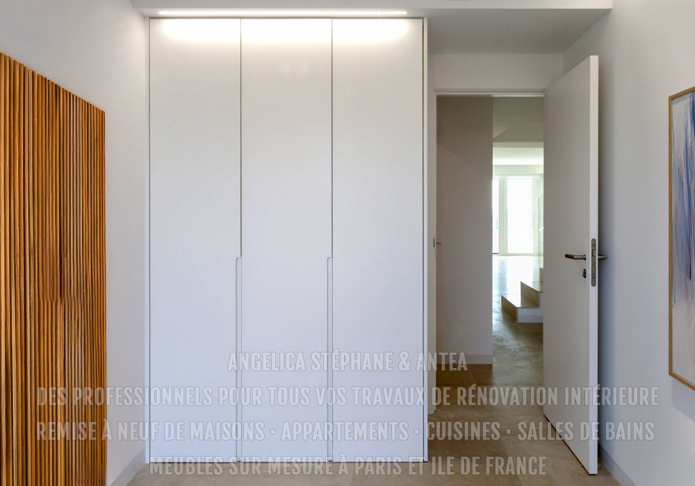 "Nous réalisons des petits placards sur mesure, idéals pour optimiser les petites chambres"
