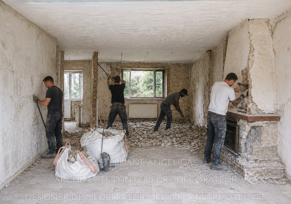 Travaux de démolition intérieure lors de la rénovation complète d'une maison ancienne